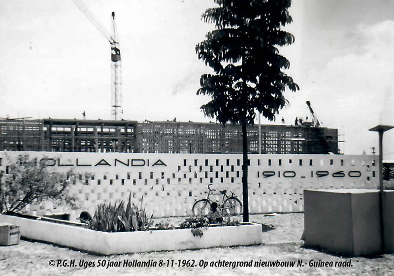 50  jaar Hollandia 8-11- 1962 met op de achtergrond de nieuwbouw voor de Nieuw-Guinea Raad